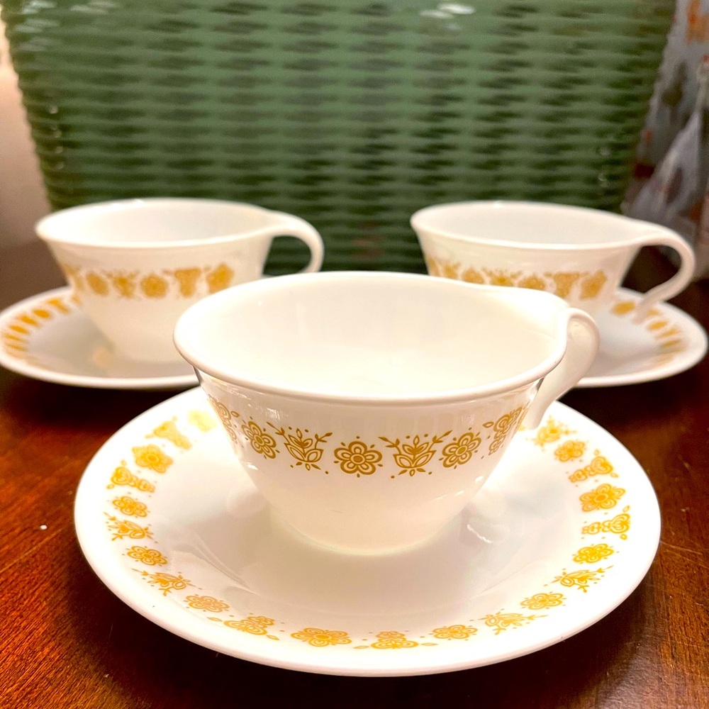 Vintage Set of 3 Corelle butterfly harvest hooked cups & saucers - Picture 2 of 5